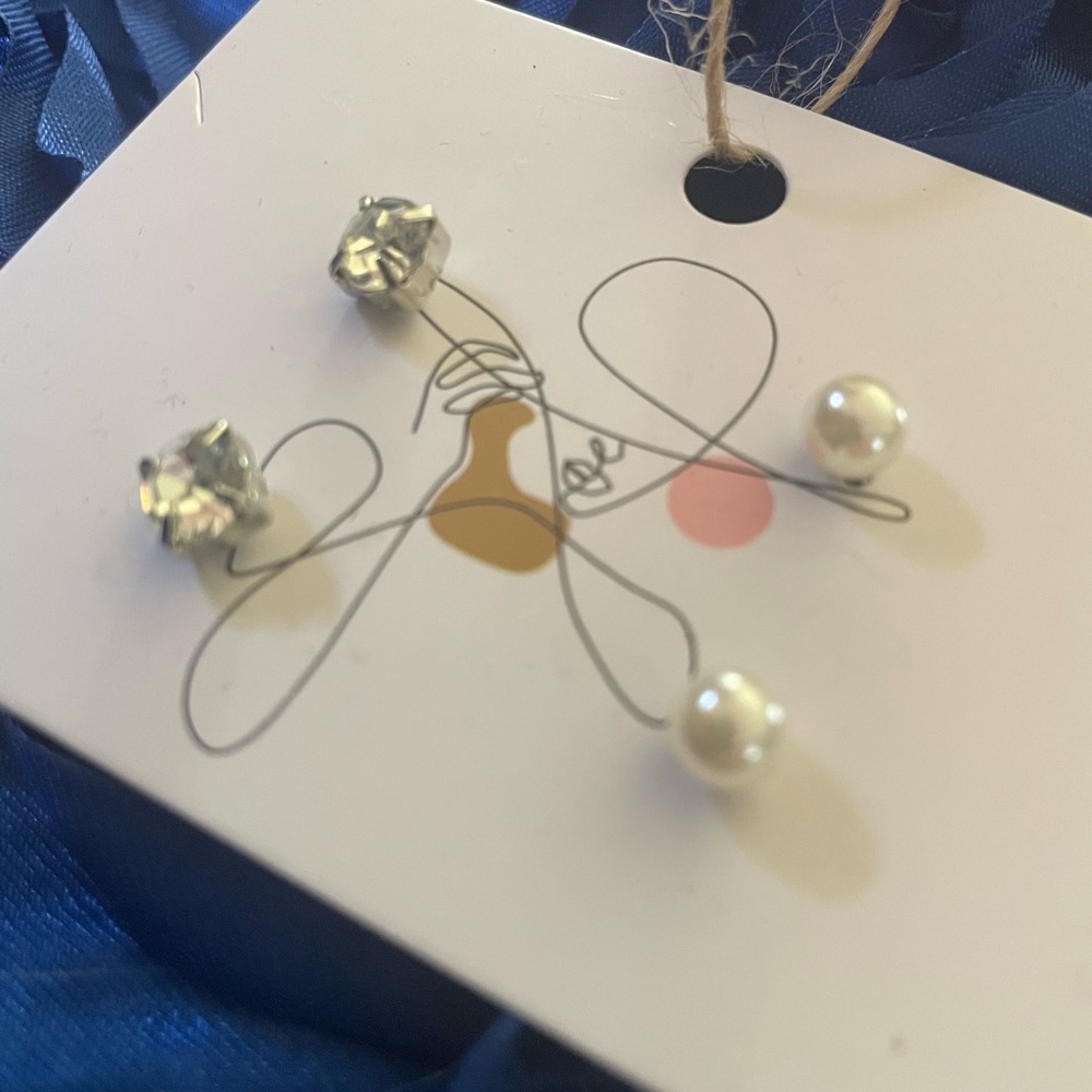Two pack stud earrings.